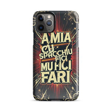 Cover con fibbia per iPhone® "A mia Cu Spacchiu Fici Muri Fari" - Collezione Etna Spirits